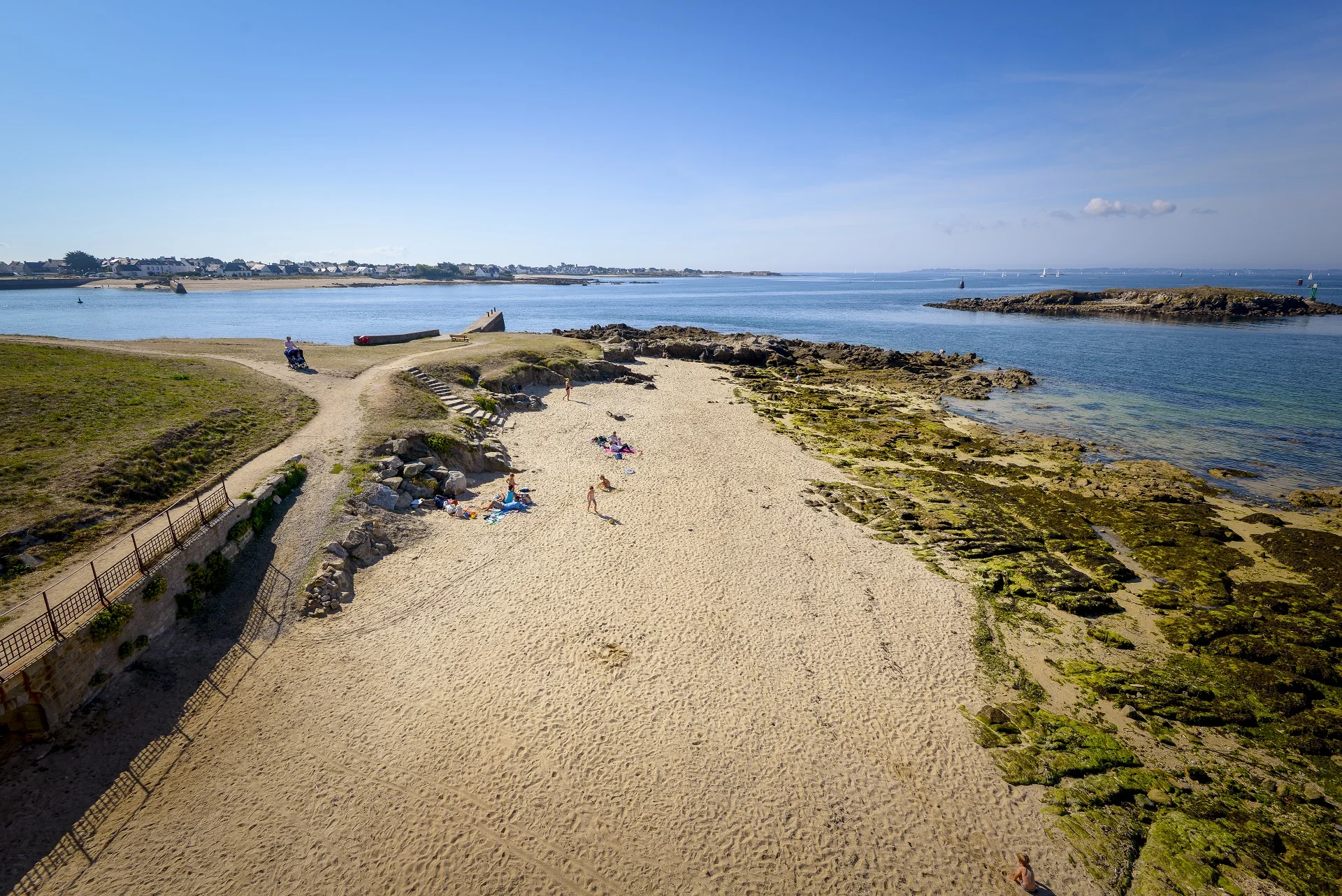 Plage du Lohic à Port-Louis, proche des Terrasses de Bellevue à Riantec, un cadre idéal entre plages, nature et authenticité bretonne.