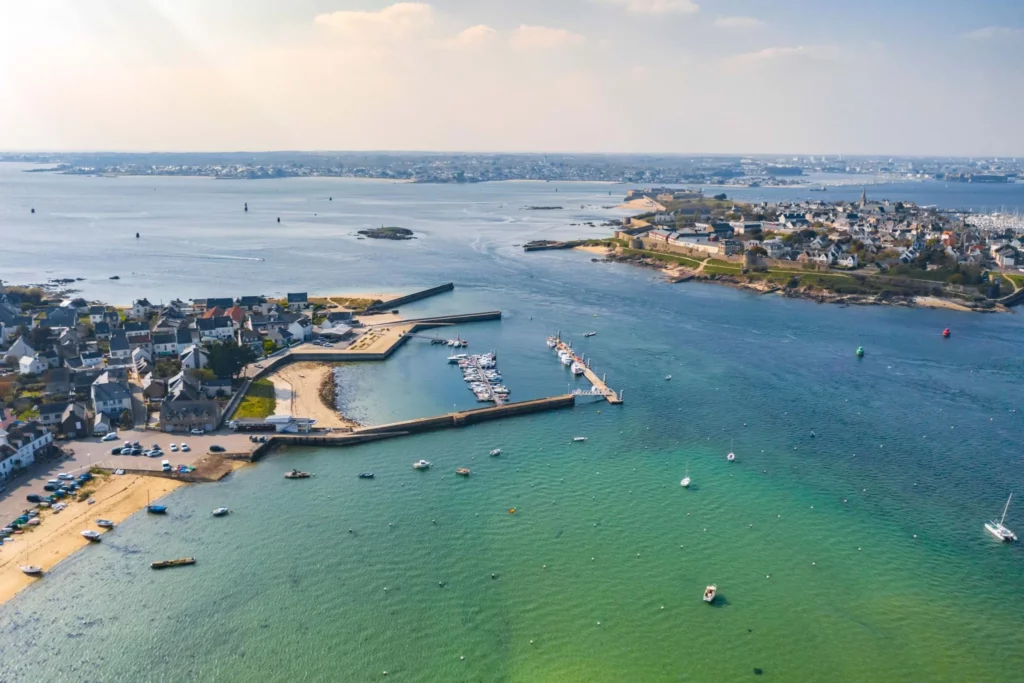 Vue aérienne sur la presqu’île de Gâvres et Port-Louis, à proximité du lotissement Les Terrasses de Bellevue à Riantec, dans le Morbihan.